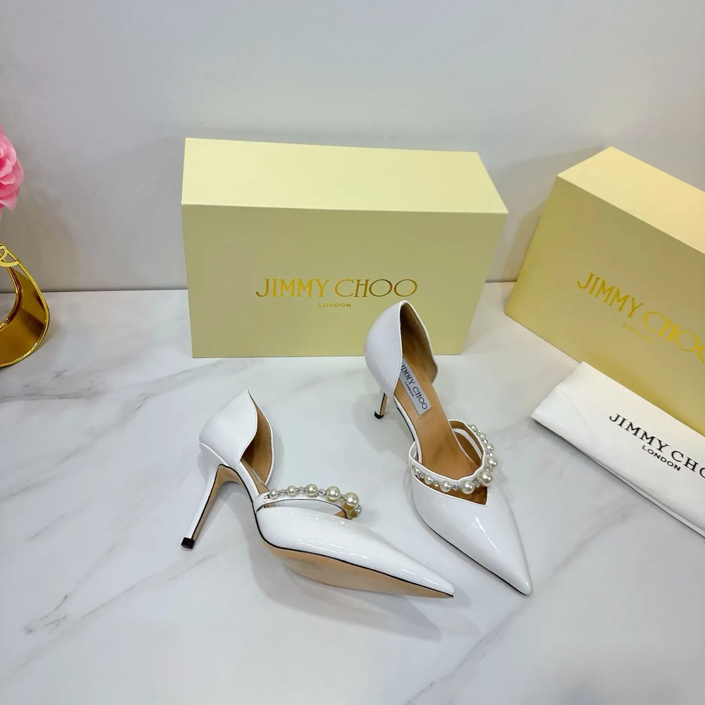 👟👟Ex-factory price 620👟👟 JIMMY CHOO (Jimmy CHOO) 💝💝💝 is a very comprehensive noble fashion lifestyle brand, with a series of women's high-heeled, medium-heeled, flat-heeled sandals with the same straps from major fashion bloggers and celebrities in Hong Kong and the United States.  The Australian pointed toe, round toe and square toe series are simply beautiful. Fall in love with elegance and playful sense of the future. Just by looking at them, you want to own them immediately, but you can really think about a pair of exquisite high heels~~~~~~~~~~~~~~~~~ 💝This series is specially designed for extraordinary and indifferent ladies, thus creating a unique overall effect, Jimmy Choo Design products that inspire women to move forward and show their charm💝💝💝 1⃣️Material: Imported patent leather 2⃣️Inner: Imported Italian lambskin, super soft and delicate 3⃣️Outsole: Imported Italian original original color genuine leather outsole Heel height 8.5 4⃣️Code number: 35 to 39 (34.40.41.42. Customized)